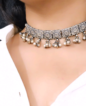 Square shaped flower design silver choker