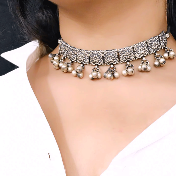 Square shaped flower design silver choker