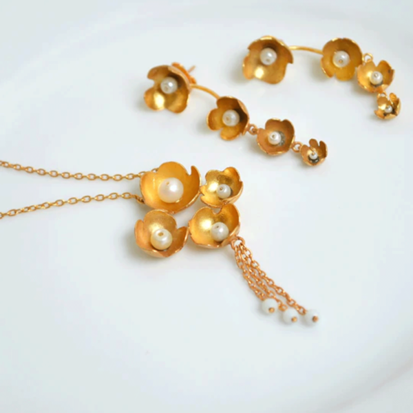 Pearl Persona silver Necklace with gold polish