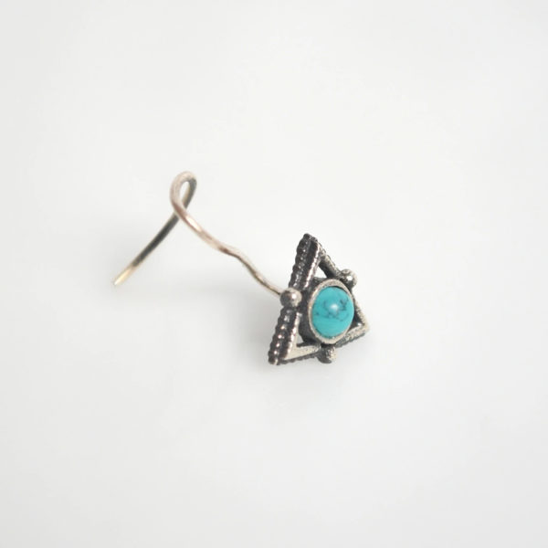 Triangle shape silver nose pin with emerald green stone