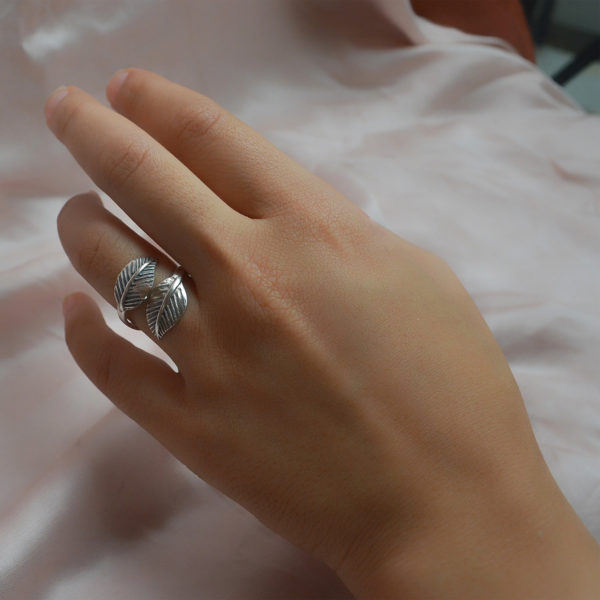 Leaf ending silver ring