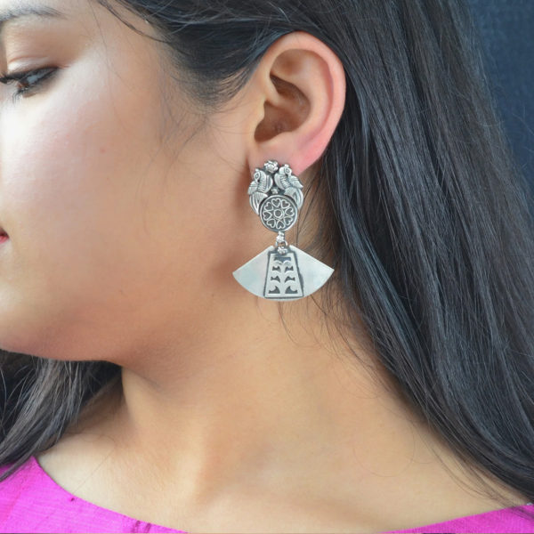 Attractive Silver earring with graceful motif