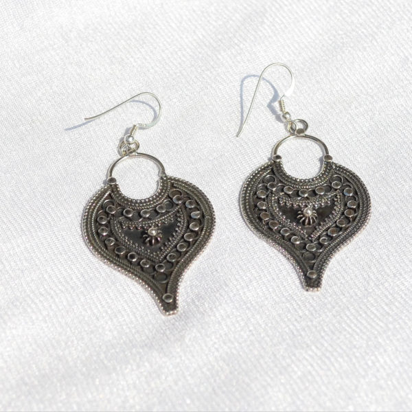 Silver dangler with alluring embed motif