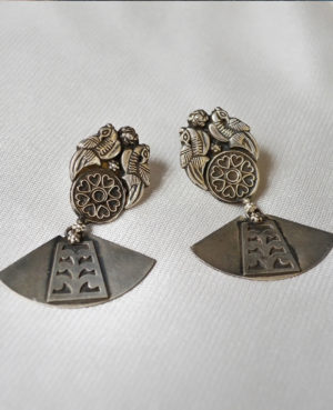 Attractive Silver earring with graceful motif