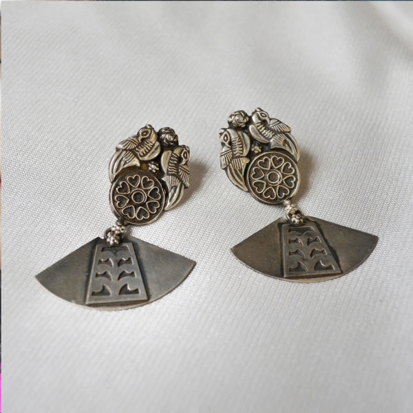 Attractive Silver earring with graceful motif